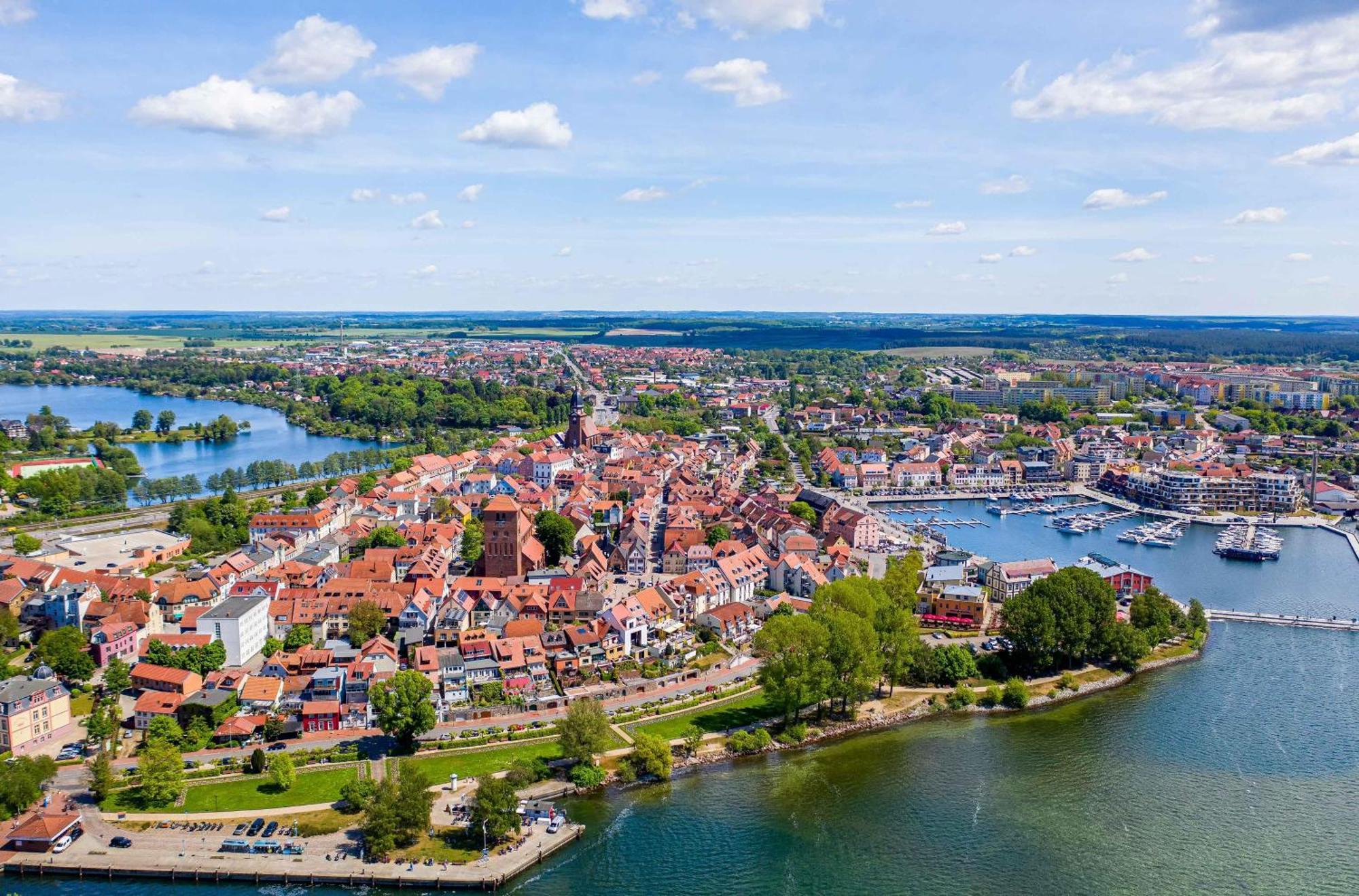 Mueritz Utkiek - Apartment Mit Seeblick & Balkon In Der Hafenresidenz Waren  Eksteriør billede